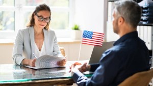 Los requisitos clave para conseguir trabajo en un consulado de EEUU en cualquier país