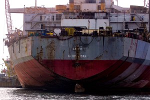 Posible ataque con misiles de rebeldes hutíes provocó daños en un buque en el mar Rojo