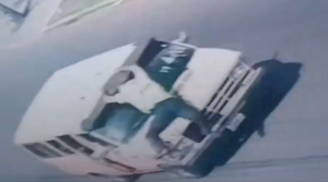 En VIDEO: policía se aferró al parabrisas cuando el conductor al que multaba marcó la milla en Maturín