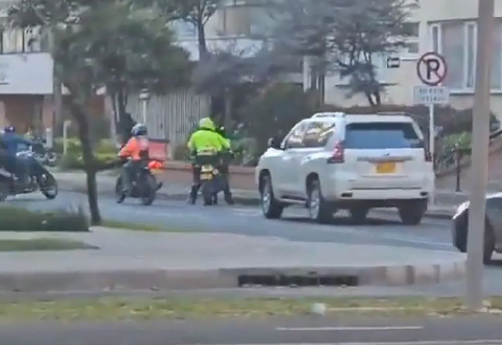 En VIDEO: dos falsos policías intentaron robar una camioneta blindada en Bogotá