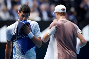 Los momentos de furia de Djokovic en la derrota ante Sinner: fuerte discusión y raquetazo a un micrófono