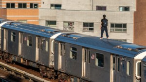 Tragedia en Brooklyn: Niño de 14 años “surfeaba” sobre vagón de tren y murió al caer