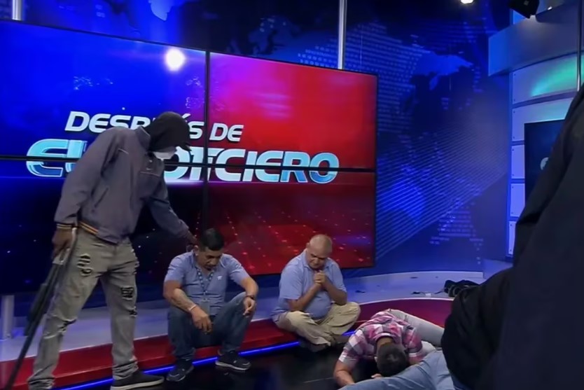 Hablaron los periodistas de la TV de Ecuador que fueron secuestrados en vivo por una banda criminal: “Pensamos que era una pelea en los pasillos”
