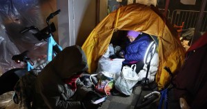 “Prefiero morirme de frío que irme a un refugio”: migrantes venezolanos en Chicago deciden dormir en carpas