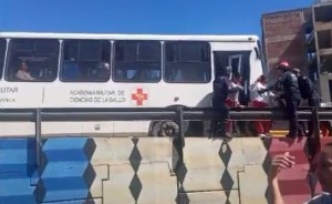 Choque de autobús de la Universidad Militar Bolivariana dejó al menos tres heridos en La Guaira este #24Ene (VIDEO)