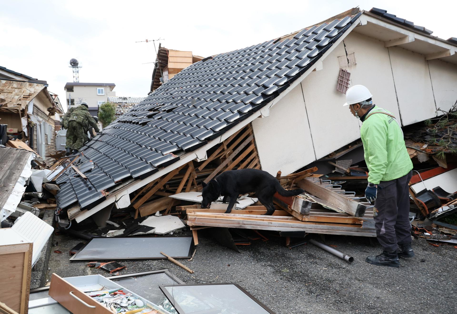 Sismo de 5,3 volvió a sacudir Japón mientras siguen las tareas de rescate