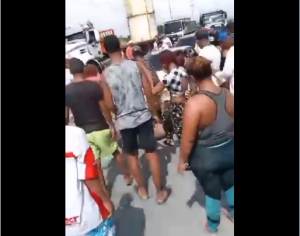 Habitantes de Boca de Aroa no arrugaron ante la GNB y trancaron la vía Morón-Coro por fallas eléctricas (VIDEO)