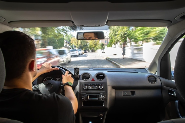 Joven comenzó a discutir a gritos con un taxista y el VIDEO se volvió viral en redes