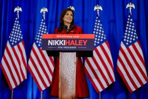 Nikki Haley no arroja la toalla y sigue recaudando fondos en su carrera contra Donald Trump