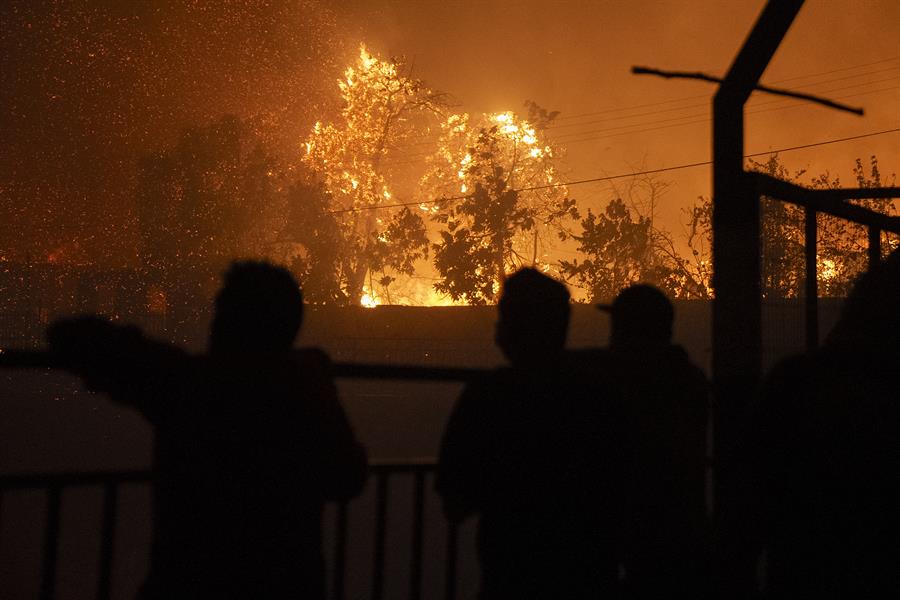 Gran incendio forestal obliga a evacuar comunas chilenas en Valparaíso y Viña del Mar