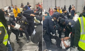 El dramático enfrentamiento a golpes entre inmigrantes y policías en un refugio de Nueva York (VIDEO)