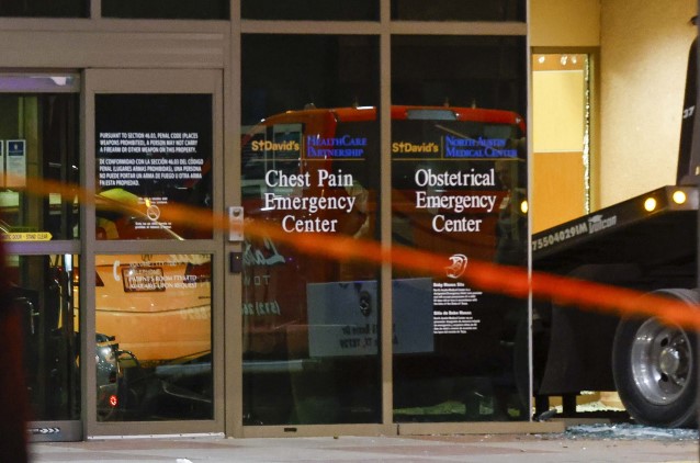 Un muerto y cinco heridos tras estrellarse un vehículo en sala de urgencias de hospital Texas