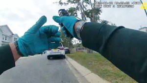 EN VIDEO: Policía de Florida confundió la caída de una bellota con disparos y baleó a un hombre por error
