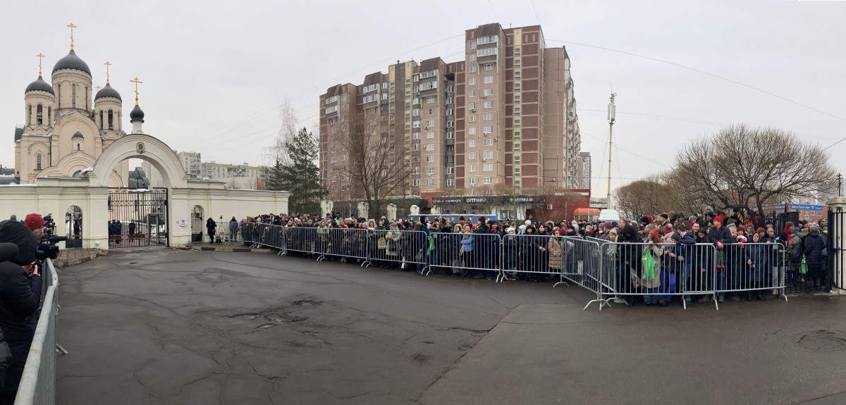 Una muchedumbre hace cola frente a una iglesia en Moscú para despedirse de Navalni