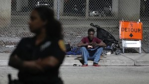 La polémica ley que prohíbe a las personas sin hogar dormir en espacios públicos en Florida