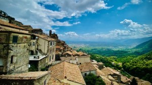 Por qué esta ciudad italiana tiene dificultades para vender sus casas vacías por apenas un euro