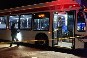 Terror en Filadelfia: Brutal tiroteo en una parada de autobús dejó un joven muerto y cuatro personas heridas