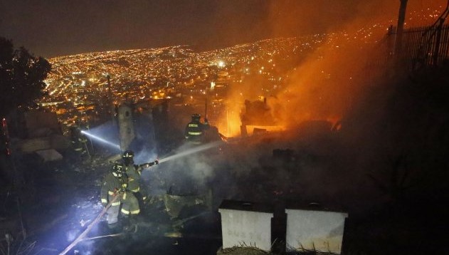 Un incendio destruye entre 15 y 40 viviendas en la ciudad chilena de Valparaíso