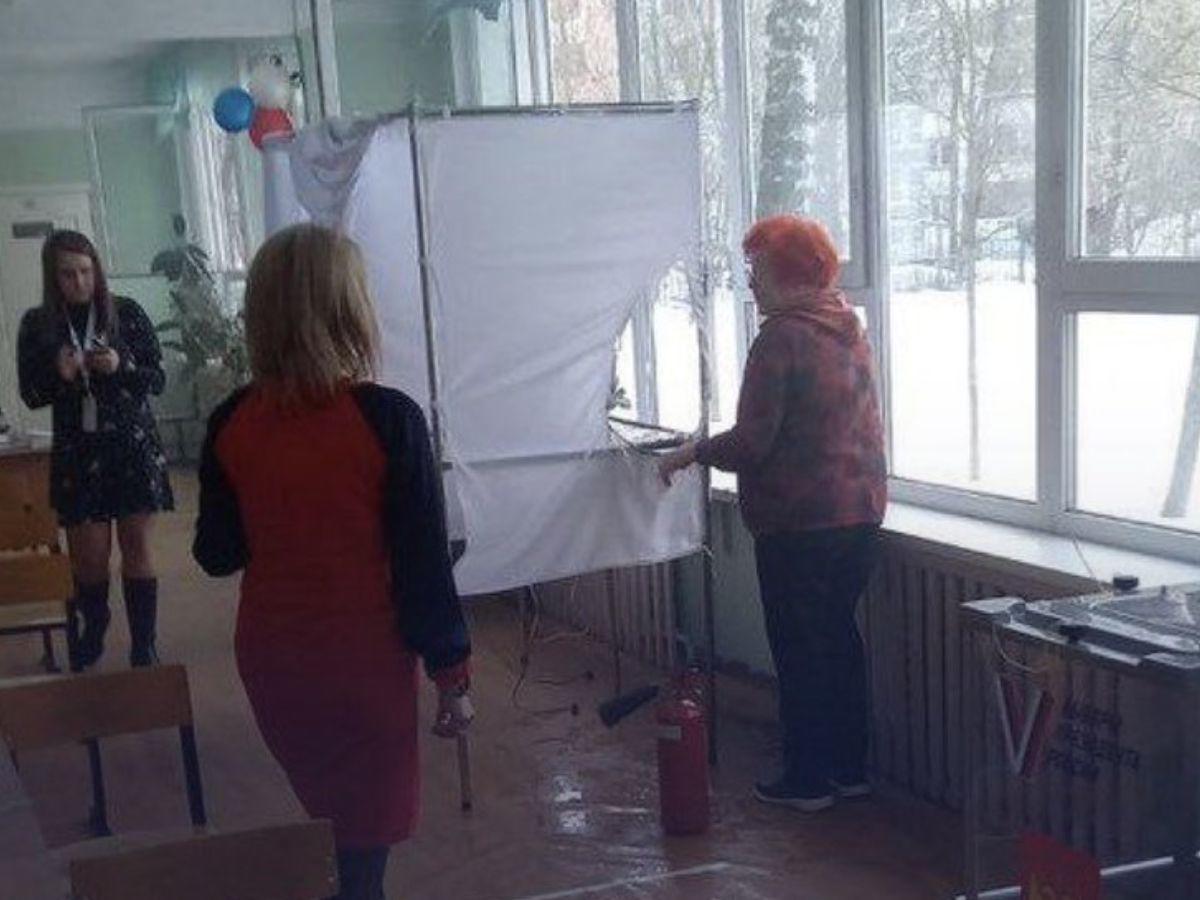 Régimen de Putin detuvo a una mujer tras incendiar una mesa de votación en Moscú (Video)