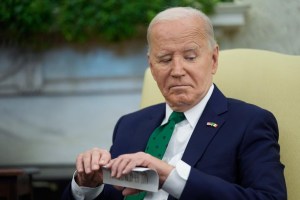 Biden fue descubierto con “chuletas” sobre fotografías de líderes irlandeses y cómo pronunciar sus nombres