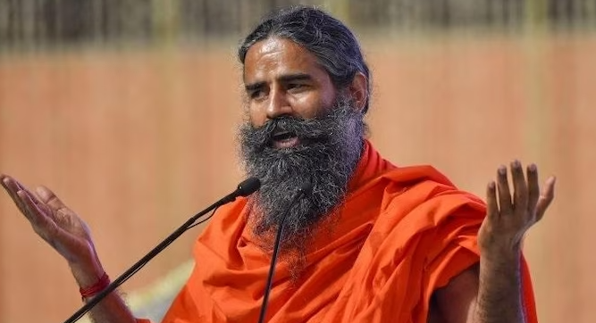 Supremo de la India enfrenta al principal gurú del yoga por prometer curas milagrosas