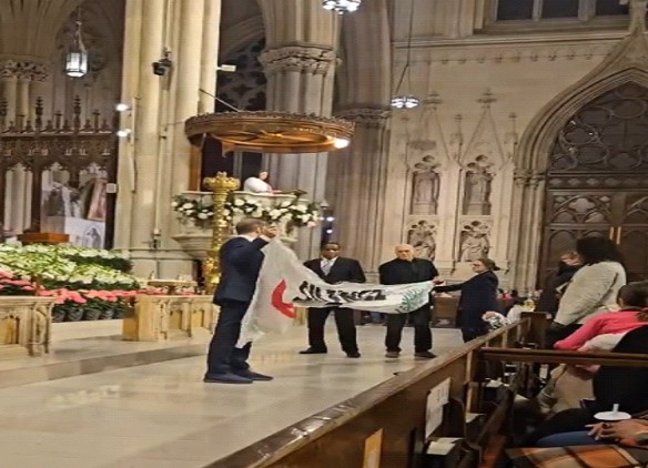 Arrestan a tres hombres que interrumpieron misa en Nueva York para pedir “Palestina libre”