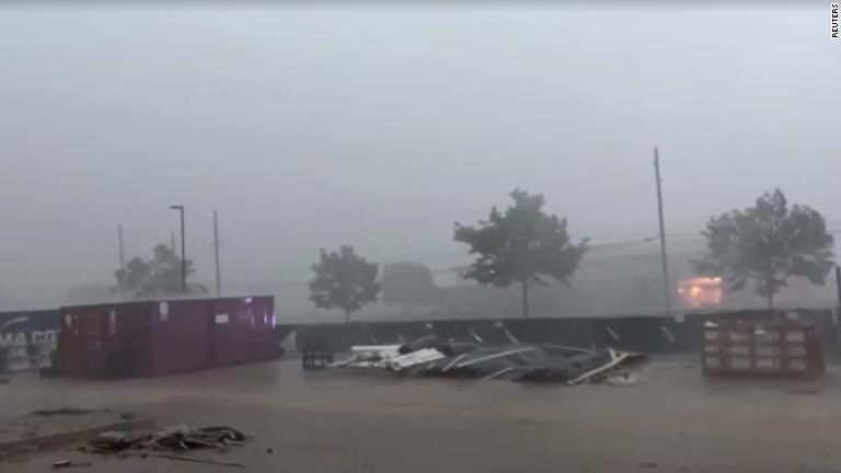 VIDEO impactante: Una casa en construcción se derrumbó tras el azote mortal de tormenta en Houston