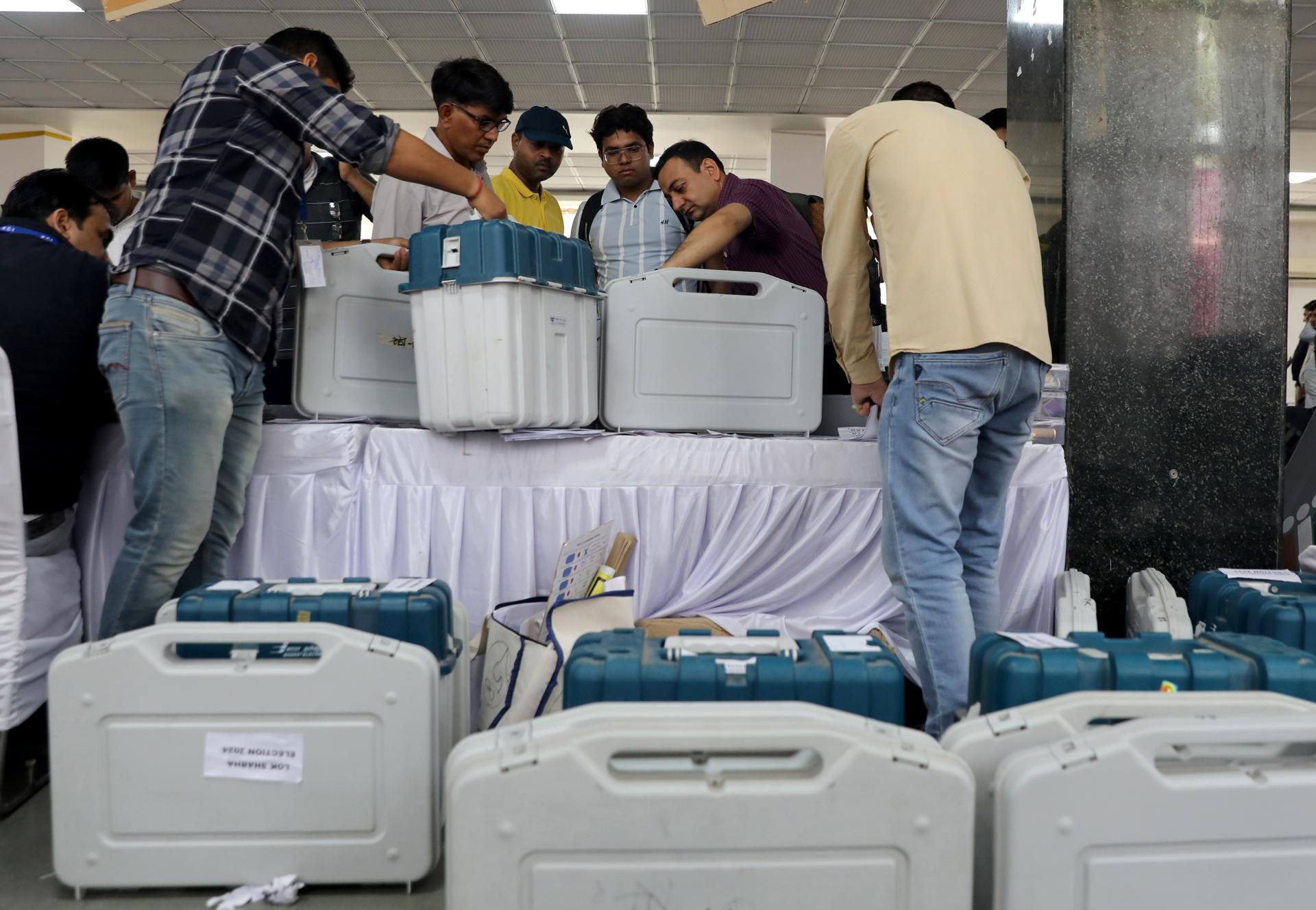 India reabrió las urnas para proseguir con las mayores elecciones del planeta