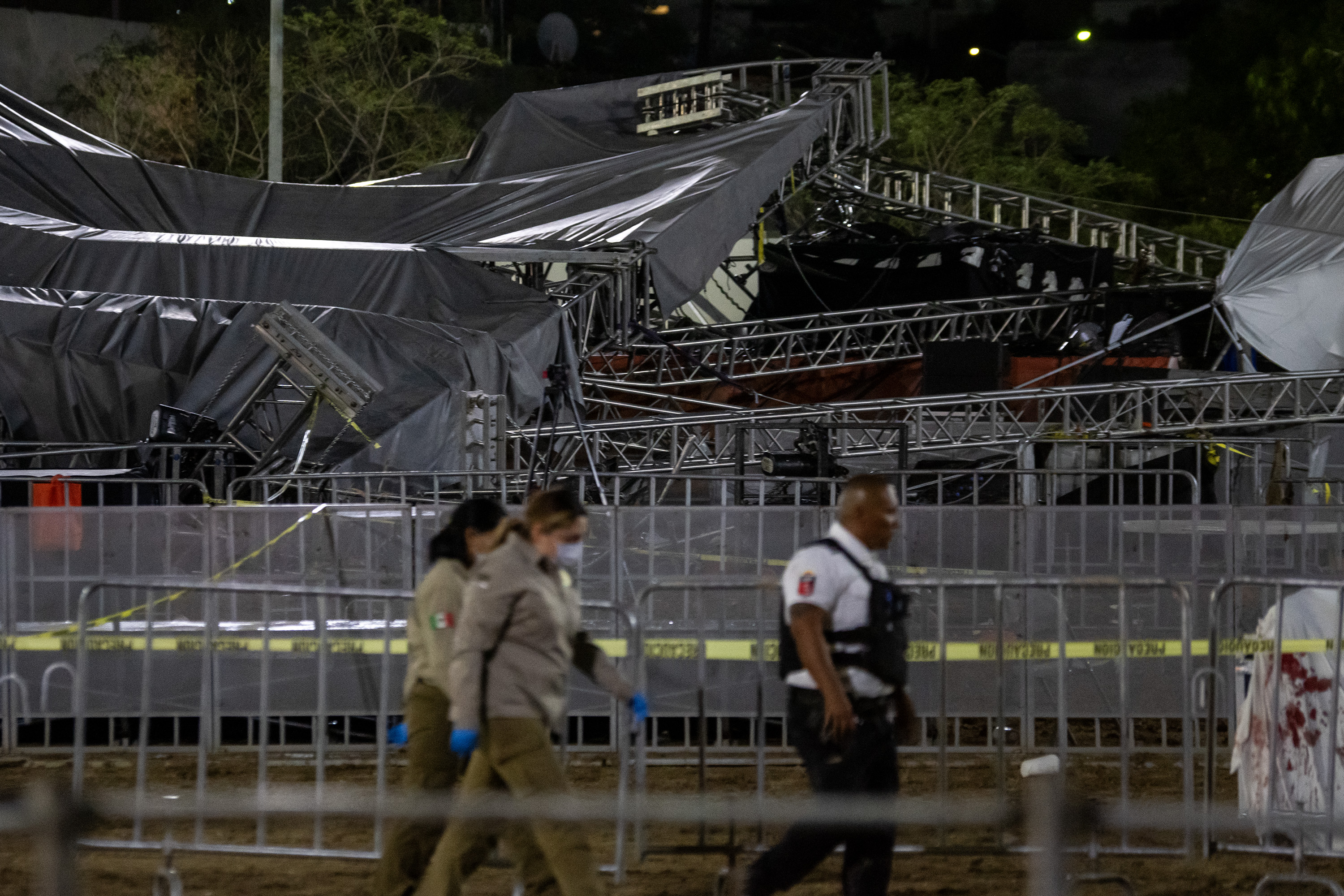 Suman nueve personas muertas y varios heridos tras caída de templete en evento de Álvarez Máynez en México