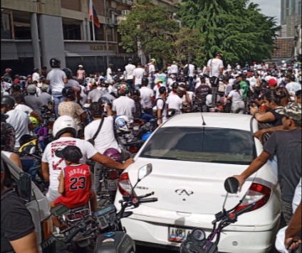 EN VIDEO: Motorizados hicieron caravana hasta la Fiscalía para protestar por la muerte de joven en Carapita