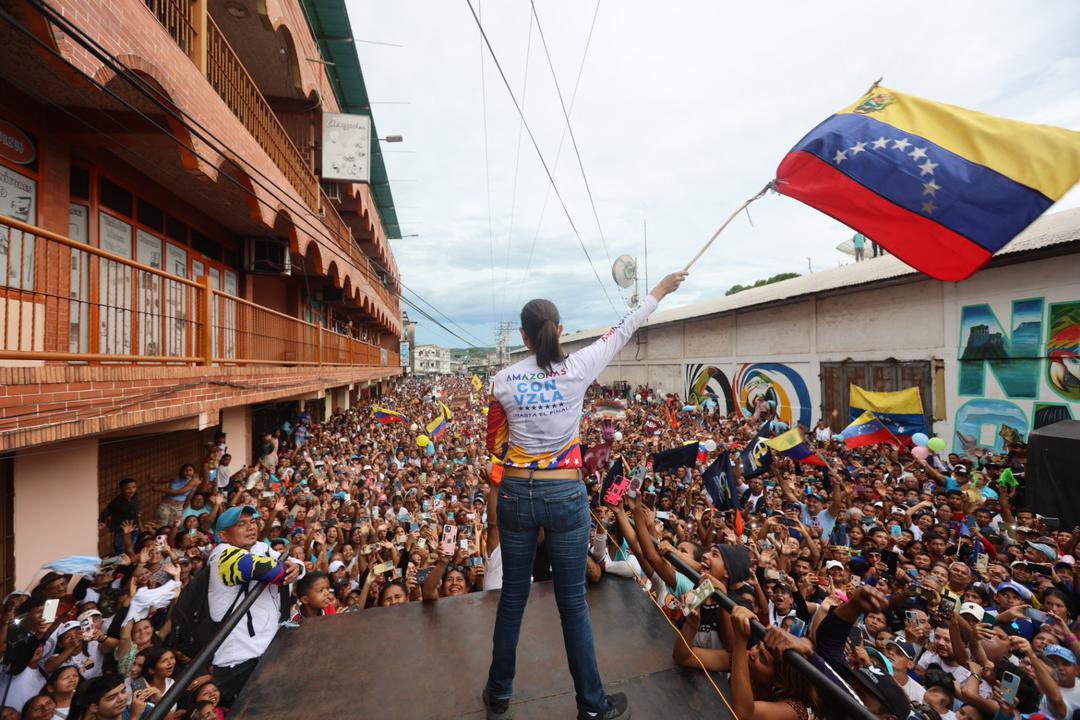 Así reciben a María Corina Machado en su gira por Venezuela (VIDEO)