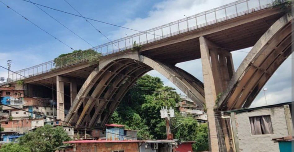 Freddy Bernal minimiza denuncias sobre el estado del viaducto viejo de San Cristóbal