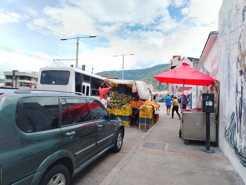 Comerciantes informales proliferan en zona de alta afluencia peatonal y vial en Mérida