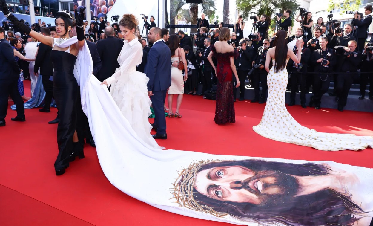 Escándalo en Cannes: Massiel Taveras empujó a un guardia mientras lucía vestido con imagen de Jesús