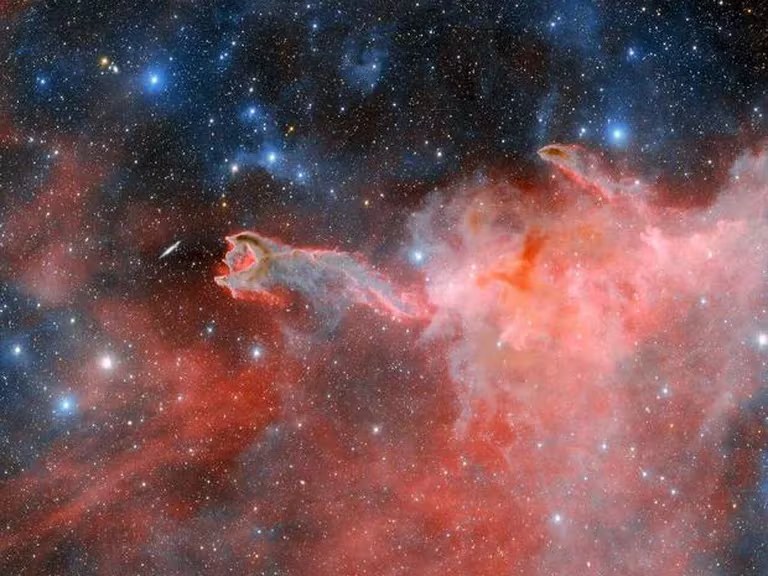 Astrónomos captaron una imagen de “La Mano de Dios” emergiendo desde una nebulosa