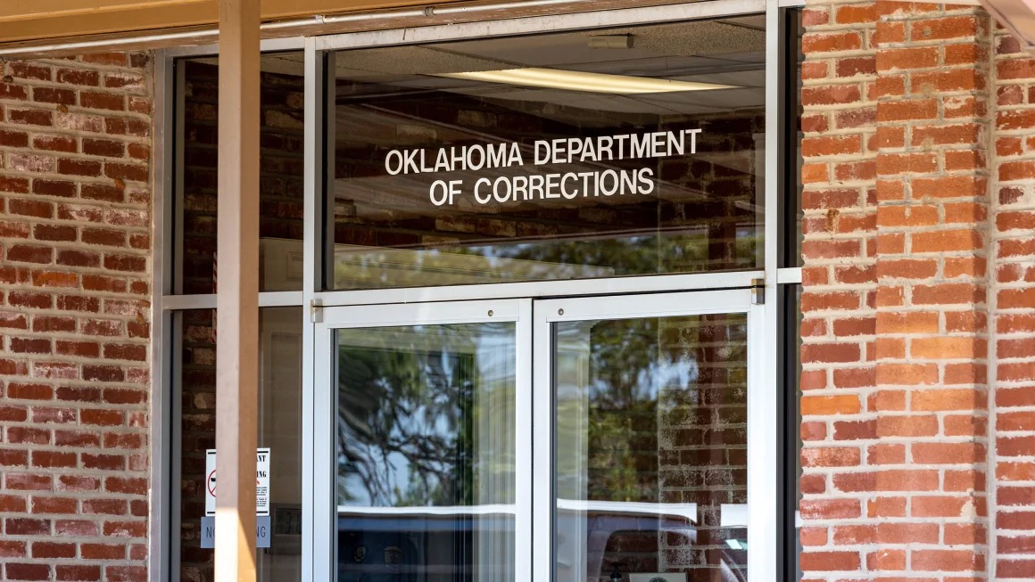 “Error operativo” provocó brutal pelea entre pandillas que dejó dos reclusos muertos en prisión de Oklahoma