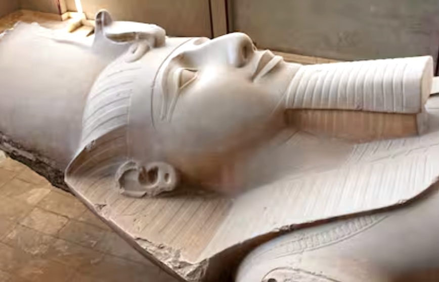 Hallaron la parte que faltaba de una histórica estatua egipcia y terminó con el misterio