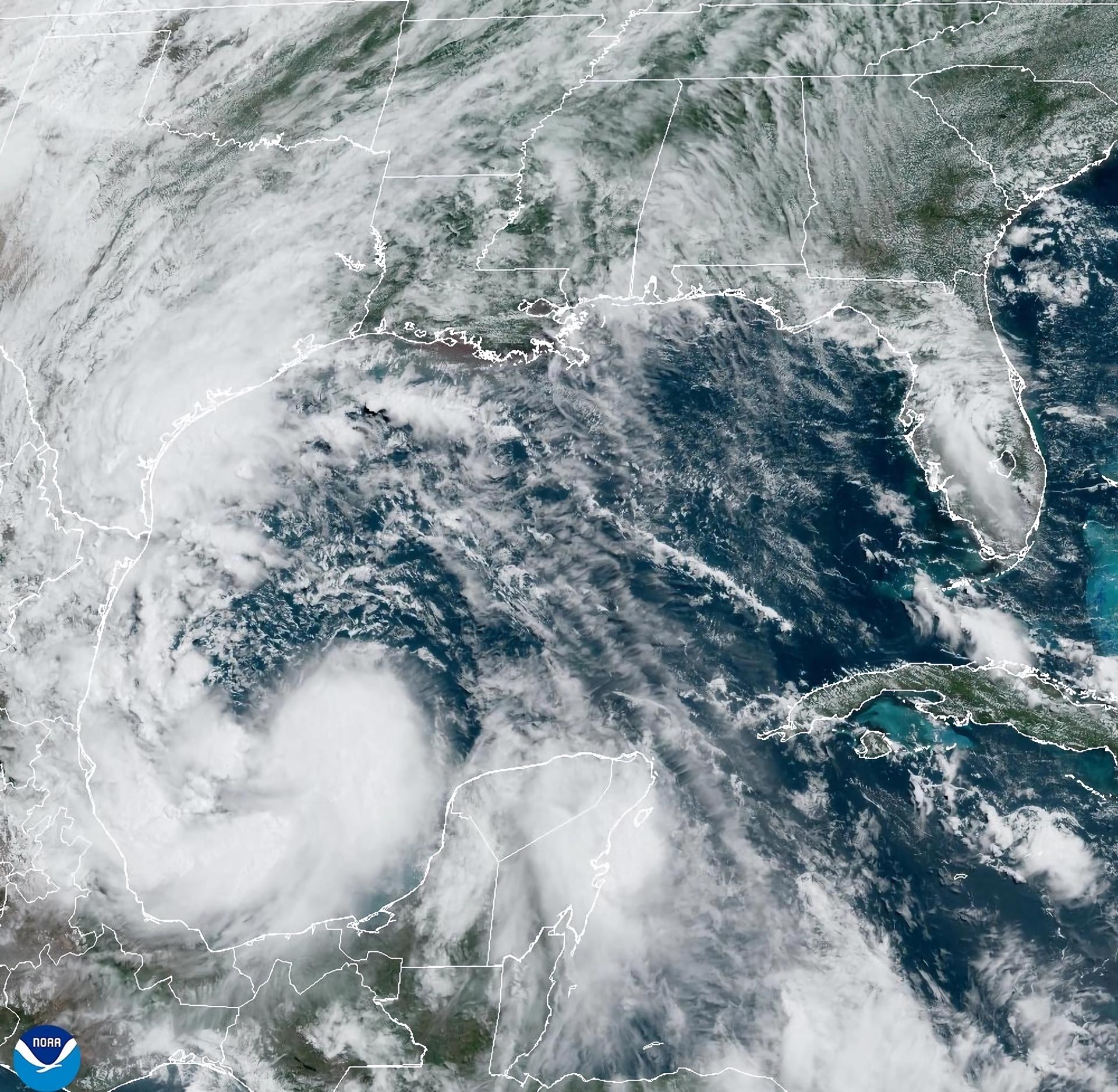 Gobernador de Texas emitió una declaración de desastre mientras la tormenta tropical Alberto impacta el estado (Video)