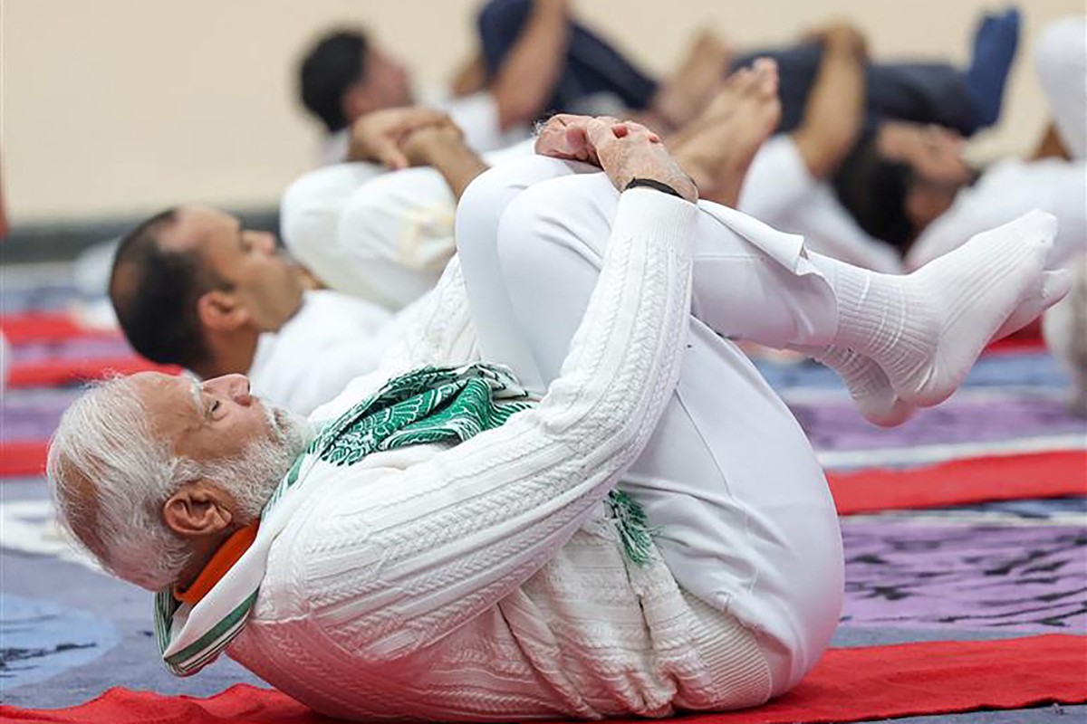 Modi dirige una multitudinaria sesión de yoga en región india de mayoría musulmana