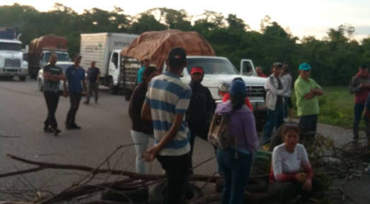 Al menos 120 familias de Quebrada Arriba están en penumbras y protestaron cerrando la carretera Lara-Zulia