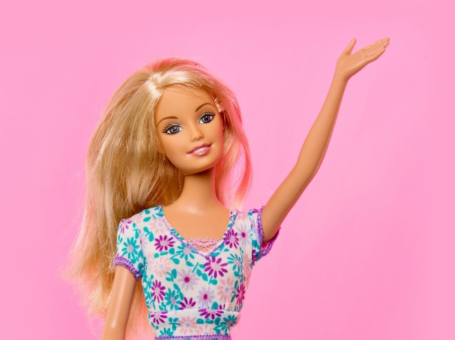 Artista digital muestra cómo luciría Barbie si pudiera envejecer