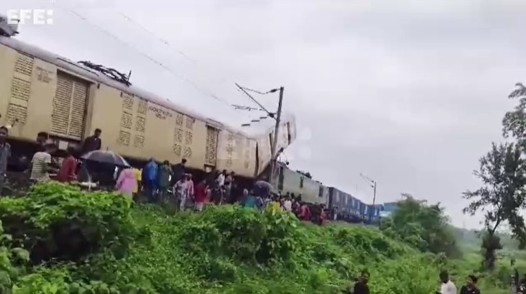 Choque de trenes en la India causa 15 muertos y decenas de heridos