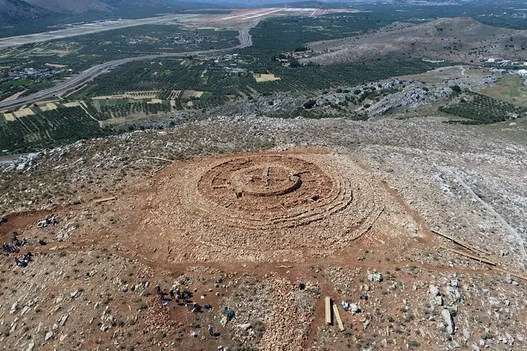 Descubrimiento en la cima de una colina en Grecia desconcierta a los arqueólogos