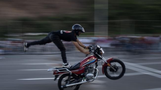 Motopiruetas en Venezuela: ¿qué busca Maduro en campaña al declarar esta peligrosa práctica como deporte nacional?