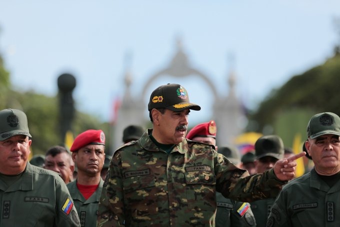 “Aquí nadie va a privatizar la Fanb”: Maduro le sigue el juego al bulo montado por militares