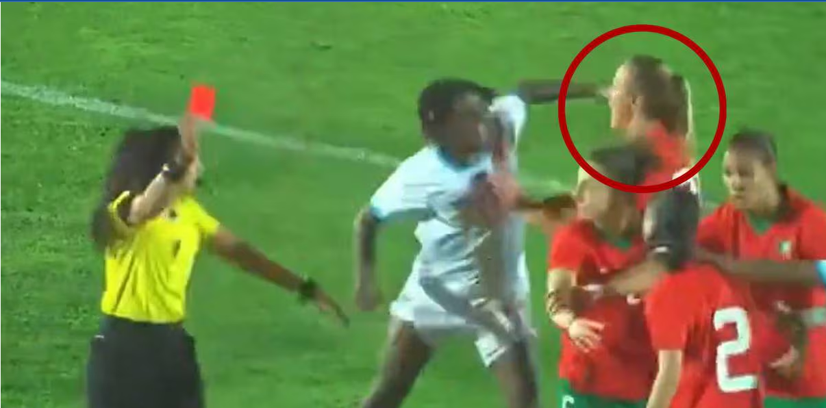 Una futbolista del Congo noqueó a rival de un puñetazo tras ser expulsada durante amistoso (VIDEO)