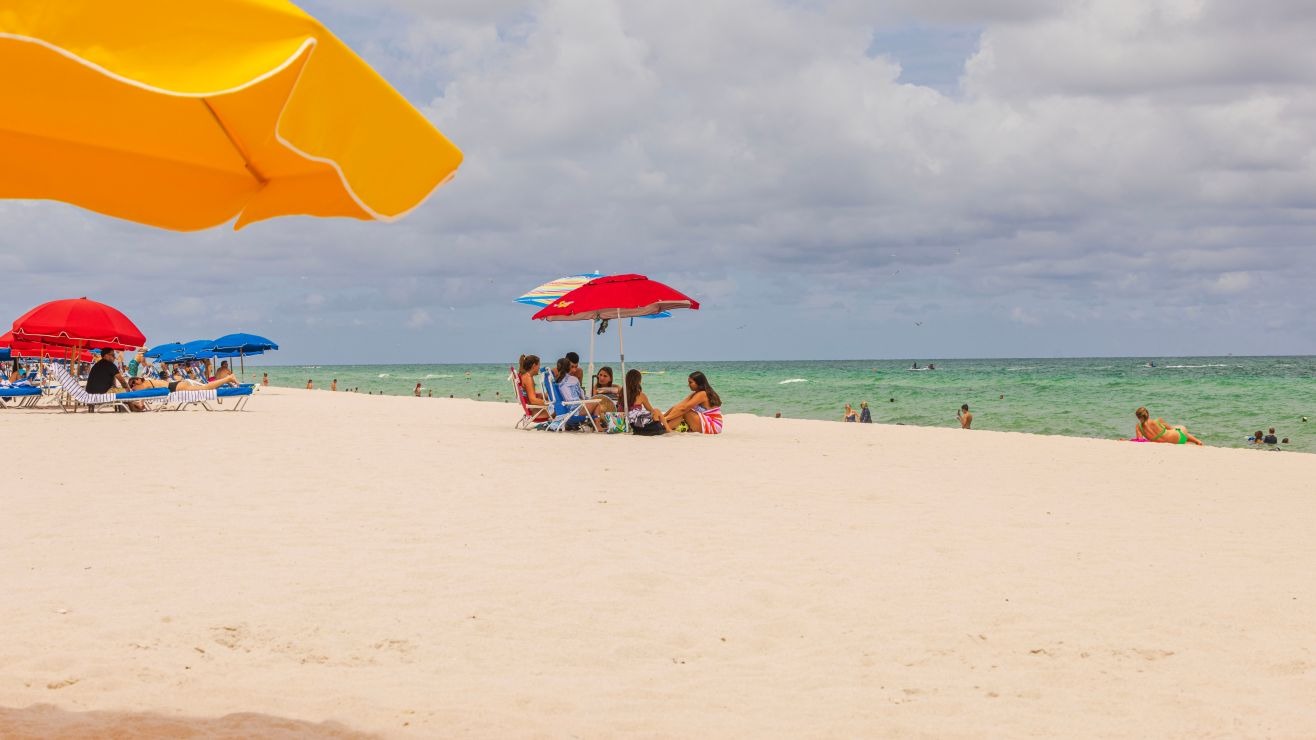 Extraño accidente en Florida: mujer fue atravesada por un paraguas mientras tomaba el sol