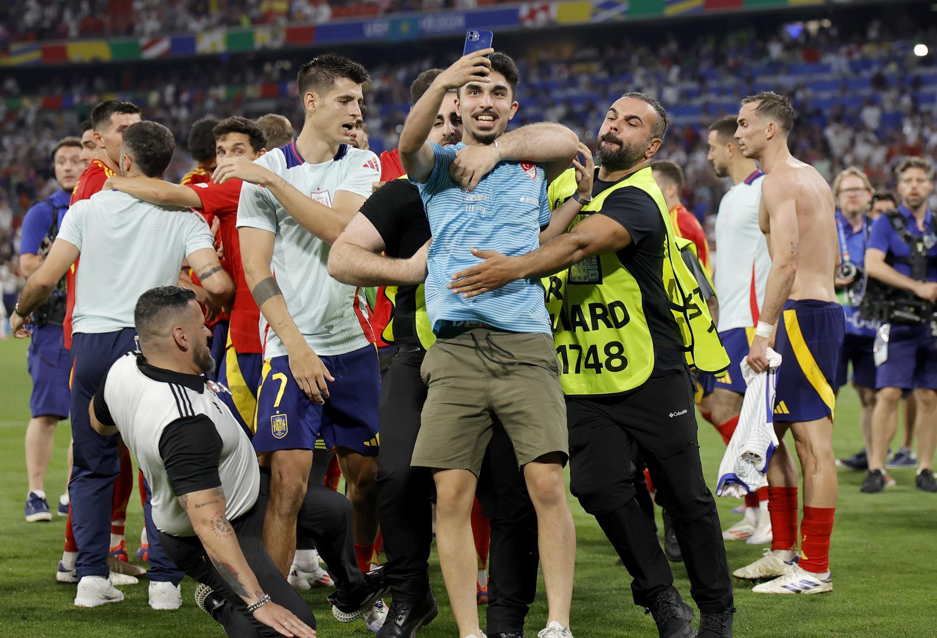 Celebración del pase de España a la final de la Eurocopa dejó un inesperado accidente con Morata (VIDEO)