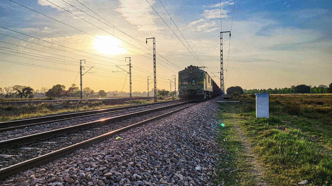 Pánico en Dakota del Norte: tren con materiales peligrosos se descarriló y provocó un incendio