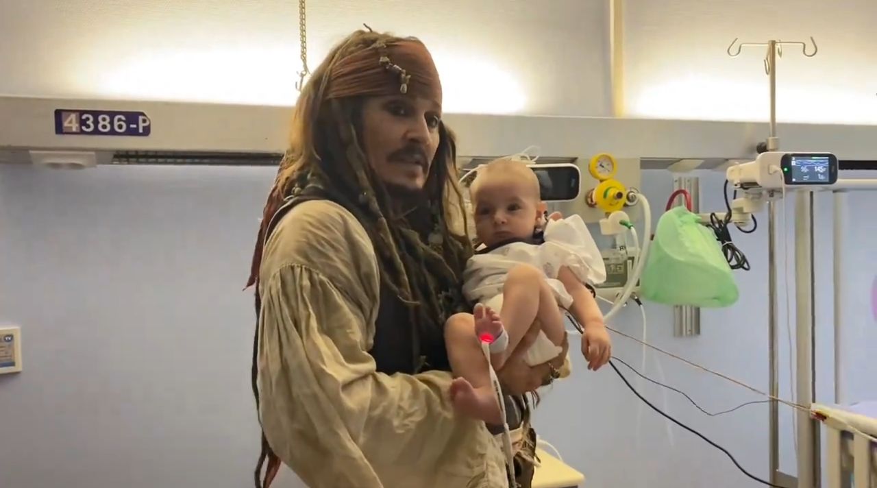 Johnny Depp encarnó a Jack Sparrow para sorprender a niños de un hospital oncológico en España